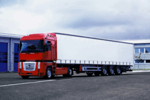Преимущества грузоперевозок тентованными фурами