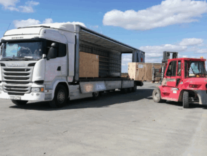 Преимущества грузоперевозок тентованными фурами